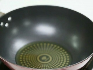 2、鲫鱼豆腐羹,将鲫鱼洗净放入油锅内炒至两面黄。