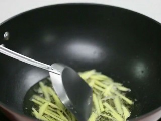 3、鲫鱼豆腐羹,在锅内煮好的鱼汤冷却20分钟。