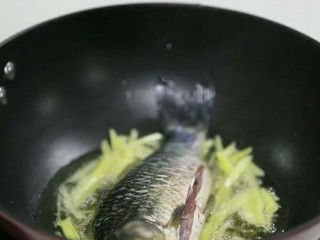 4、鲫鱼豆腐羹,将锅内煮好的鱼汤冷却20分钟左右。