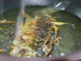 5、鲫鱼豆腐羹,然后将所有材料倒入惠尔宝料理机内搅打2-3分钟即可。