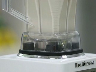 6、鲫鱼豆腐羹,完成都后倒入碗里。