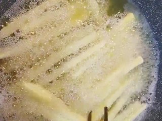 7、炸薯条,炸至外皮金黄酥脆捞出控油