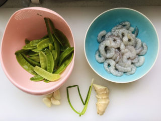 1、荷兰豆炒虾仁,所有用到的食材都在这里了;