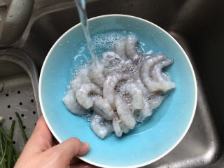 3、荷兰豆炒虾仁,虾仁冲水洗净;