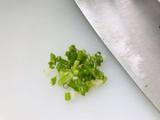 4、荷兰豆炒虾仁,小葱切成葱花;