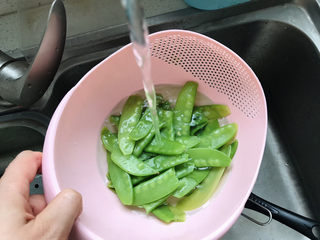 9、荷兰豆炒虾仁,用凉水冷却;