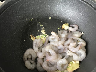 13、荷兰豆炒虾仁,放入虾仁翻炒;