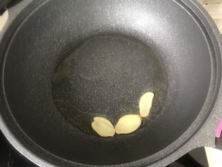 10、荷兰豆炒虾仁,起锅烧油放入姜片,煎出香味儿;