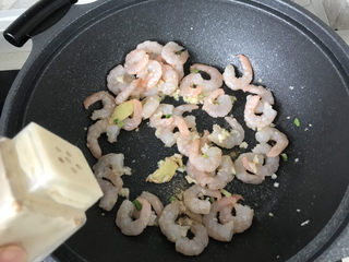 14、荷兰豆炒虾仁,虾仁稍稍变色后,撒一点白胡椒粉;