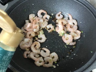 15、荷兰豆炒虾仁,倒一勺蒸鱼豉油;