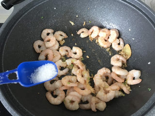 17、荷兰豆炒虾仁,再加少许白糖;