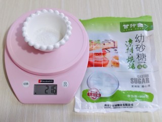 1、10分钟轻松搞定快手早餐～酸奶松饼,将浓稠酸奶称重，我用买的，自己做的浓稠酸奶也可以！玉米油称重，建议使用气味较清淡的食用油！幼砂糖称重，（使用甘汁园幼砂糖易融化，口感清甜，除了做面点，日常凉拌菜都比较好）