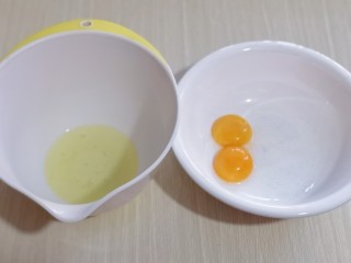 2、10分钟轻松搞定快手早餐～酸奶松饼,将蛋白与蛋黄分别在无油无水的器具中。
