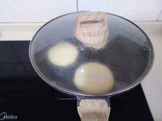 12、10分钟轻松搞定快手早餐～酸奶松饼,盖上盖子焖3分钟，翻一面再继续焖3分钟！