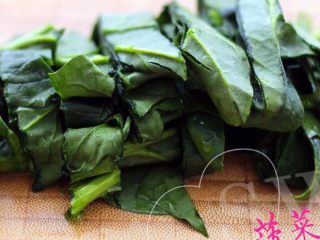 1、翡翠鲅鱼酸汤馄饨,菠菜洗净后切块