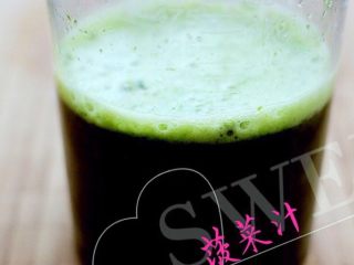 2、翡翠鲅鱼酸汤馄饨,菠菜加一小勺盐榨汁后过滤备用