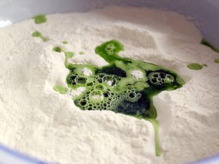 3、翡翠鲅鱼酸汤馄饨,面粉里慢慢加入过滤后的菠菜汁