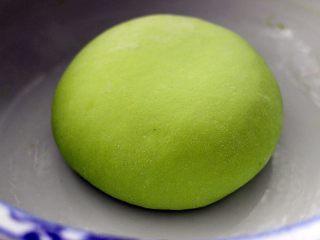 4、翡翠鲅鱼酸汤馄饨,面团和好了、醒发最少半个小时，否则饺子进锅容易碎