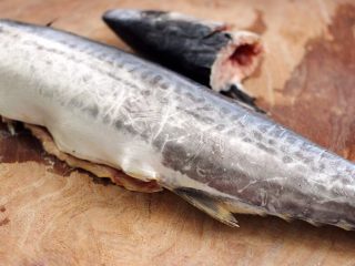 6、翡翠鲅鱼酸汤馄饨,先把鲅鱼头用刀切下来、如图