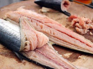 8、翡翠鲅鱼酸汤馄饨,片完正面再用同样的方式把反面也片下来、如图