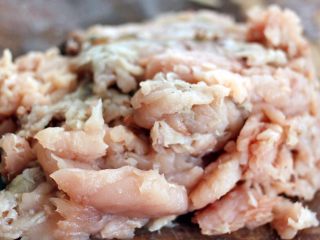 9、翡翠鲅鱼酸汤馄饨,鱼肉片好了……