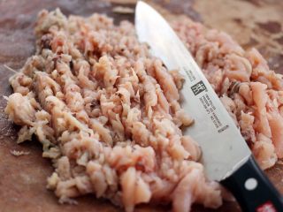 10、翡翠鲅鱼酸汤馄饨,用刀剁碎、其中分三次加入30克清水、因为不加水、鱼肉会发粘、不好剁、口感也不好吃