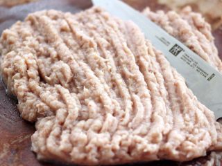 11、翡翠鲅鱼酸汤馄饨,鱼馅剁好了、如图