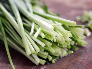 13、翡翠鲅鱼酸汤馄饨,把韭菜头切掉不要、因为韭菜的头部太脏了、再洗也不会彻底清洁