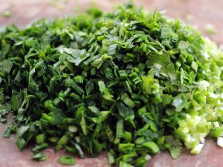 14、翡翠鲅鱼酸汤馄饨,把韭菜和香菜切成碎末备用、如图
