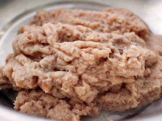 15、翡翠鲅鱼酸汤馄饨,这是剁好的鲅鱼馅、放入一个大一点的盆中、这样有利于打馅