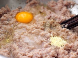 16、翡翠鲅鱼酸汤馄饨,把鸡蛋、胡椒粉、料酒、鸡精和白糖加入顺着一个方向搅动、记住千万不能反转打、那样的话、整个馅料就全废掉了、切记、而且现在不能加盐哟、一定记住