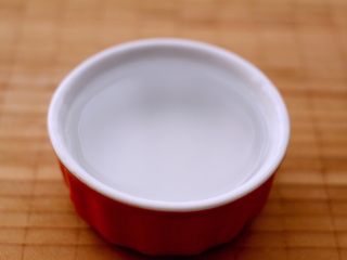 17、翡翠鲅鱼酸汤馄饨,准备一个平常做布丁的小碗、倒入清水、在馅中分3此加入、这样打出来的馅、才会鲜美无比、而且都是一咬一包汤哟、想想口水就下来了……????????????