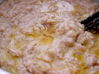 19、翡翠鲅鱼酸汤馄饨,现在开始加盐和食用油继续搅拌上劲