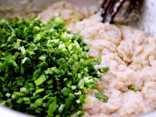 21、翡翠鲅鱼酸汤馄饨,加入切好的韭菜和香菜、再加入芝麻油搅拌均匀即可