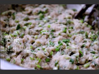 22、翡翠鲅鱼酸汤馄饨,鲅鱼馅料做好了、你可以包饺子、馄饨和包子都是可以的、随你自己的口味