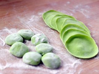 23、翡翠鲅鱼酸汤馄饨,醒发好的面、排气揉成光滑的长条、切成剂子、然后擀皮开始包馄饨了