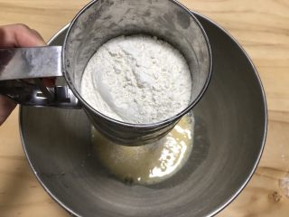 6、宝宝橙汁磨牙棒,筛入低筋面粉