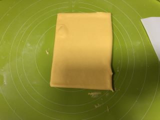 9、宝宝橙汁磨牙棒,擀成2枚硬币厚度，切去不规则的边