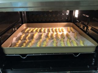 12、宝宝橙汁磨牙棒,放入提前预热的烤箱，160度，上下火，烤25分钟