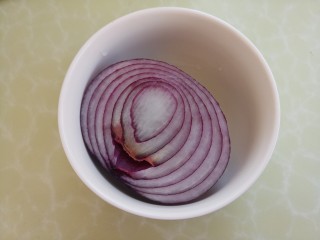 1、宝宝食谱~酸甜洋葱煎蛋,准备半个洋葱