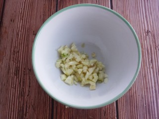 3、宝宝食谱~酸甜洋葱煎蛋,蒜切蒜末