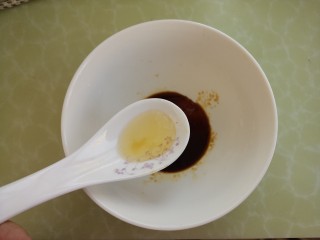 8、宝宝食谱~酸甜洋葱煎蛋,再放一勺醋