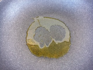 12、宝宝食谱~酸甜洋葱煎蛋,然后锅里热油