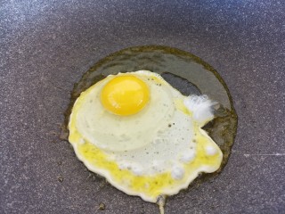 13、宝宝食谱~酸甜洋葱煎蛋,鸡蛋打入,开始煎