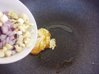 15、宝宝食谱~酸甜洋葱煎蛋,然后倒入洋葱蒜还有葱
