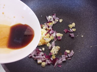 16、宝宝食谱~酸甜洋葱煎蛋,再倒入调好的汁