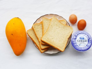 1、好吃到爆的酸奶芒果土司,准备材料：土司4片，鸡蛋2个，浓稠酸奶1瓶，芒果1个。