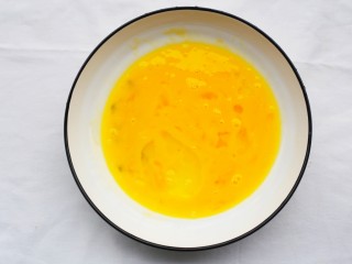 6、好吃到爆的酸奶芒果土司,鸡蛋打散。