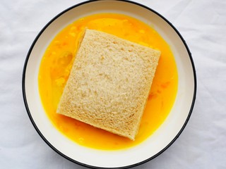 9、好吃到爆的酸奶芒果土司,在鸡蛋液中滚一圈。