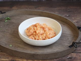 3、荠菜鸡肉蒸饺,在肉馅里放一个鸡蛋、少许的胡椒粉、1小勺的料酒，1小勺的生抽、少许的盐、适量的水（高汤）朝一个方向搅拌均匀，将汤汁都打进肉馅中，肉馅有粘性即可。